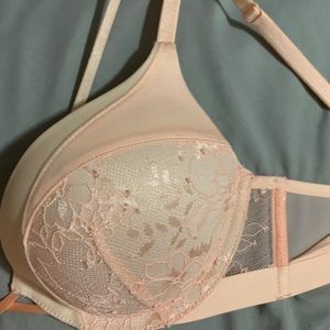 Victoria’s Secret strapping bombshell bra